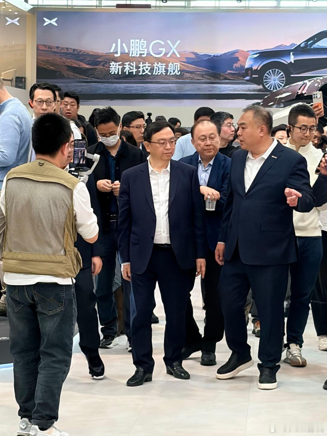 北京车展车企大佬围观小鹏GX王传福朱江明体验小鹏GX三排电动折叠北京车展小鹏展台