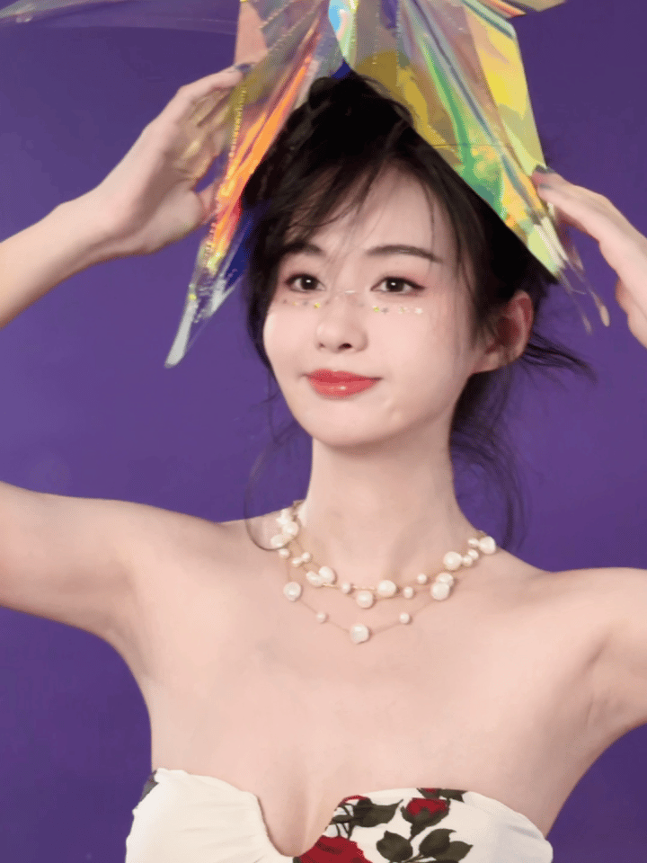 郑合惠子这组贴钻眼妆造型简直戳中了我的审美！！灵动俏皮🤪这谁还分得出是精灵还是