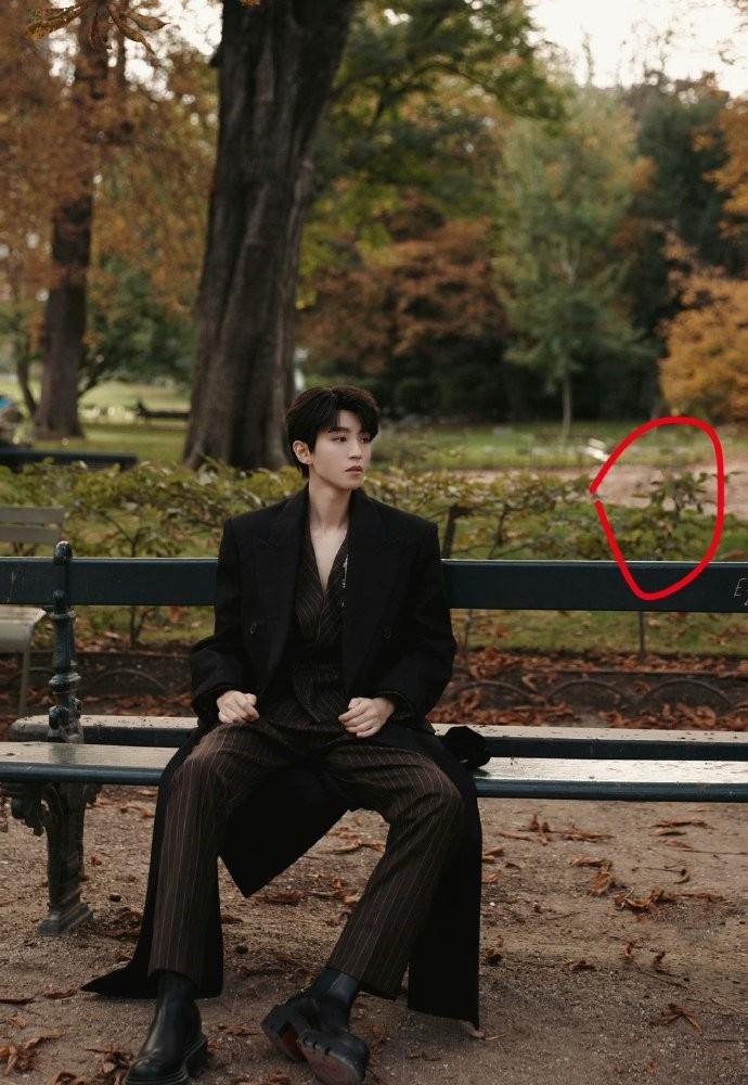 5日，王俊凯工作室发布一组秋日街拍写真，网友发现其中一张王俊凯侧身照的背景墙，有