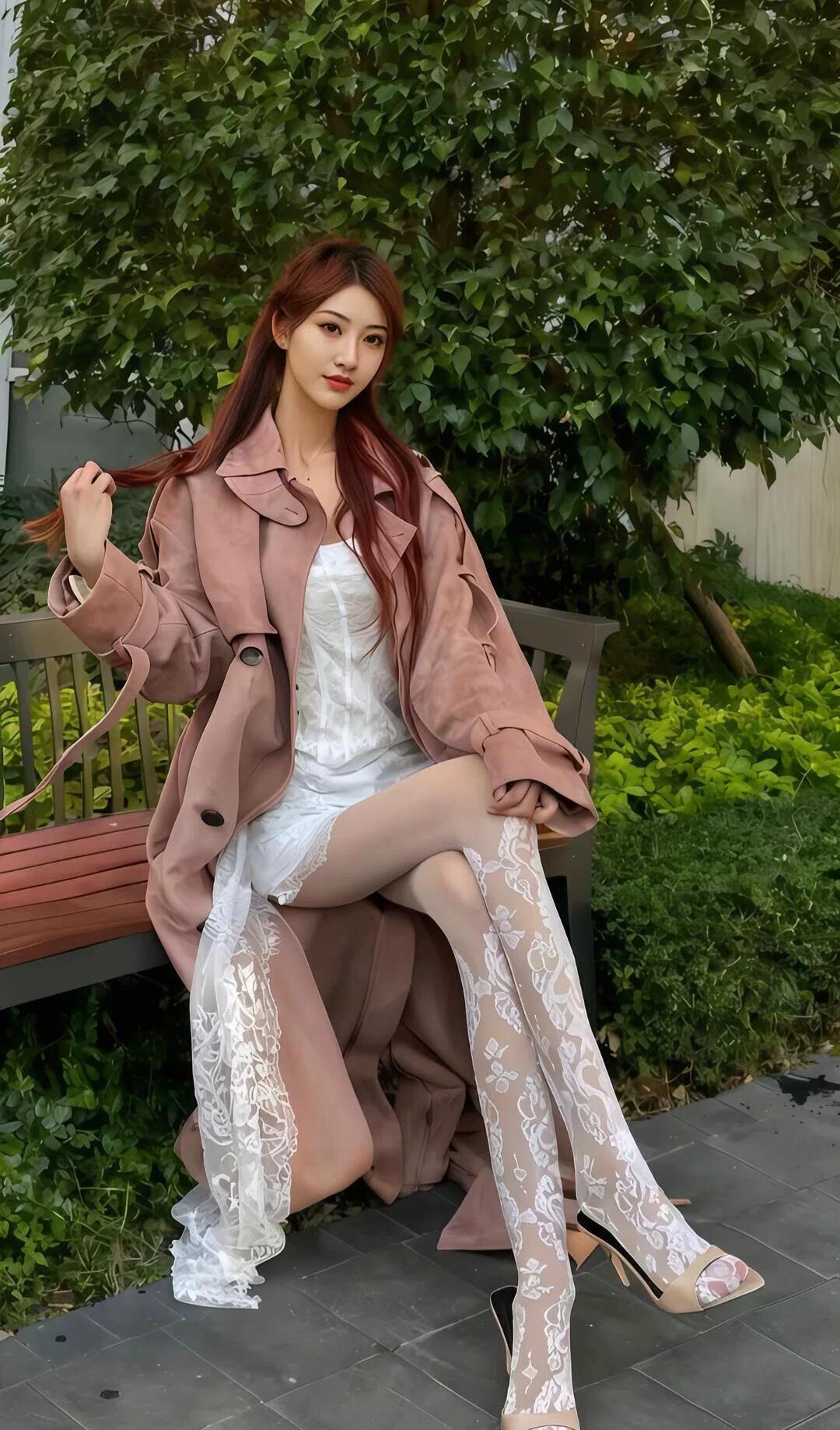 优雅红发少女，粉色风衣搭配蕾丝裙，坐在长椅上，享受美好时光。