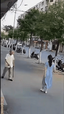 我想知道他碰瓷，他的目标是什么？是这位美女吗？还是他事先知道天上会掉下来一个大桌