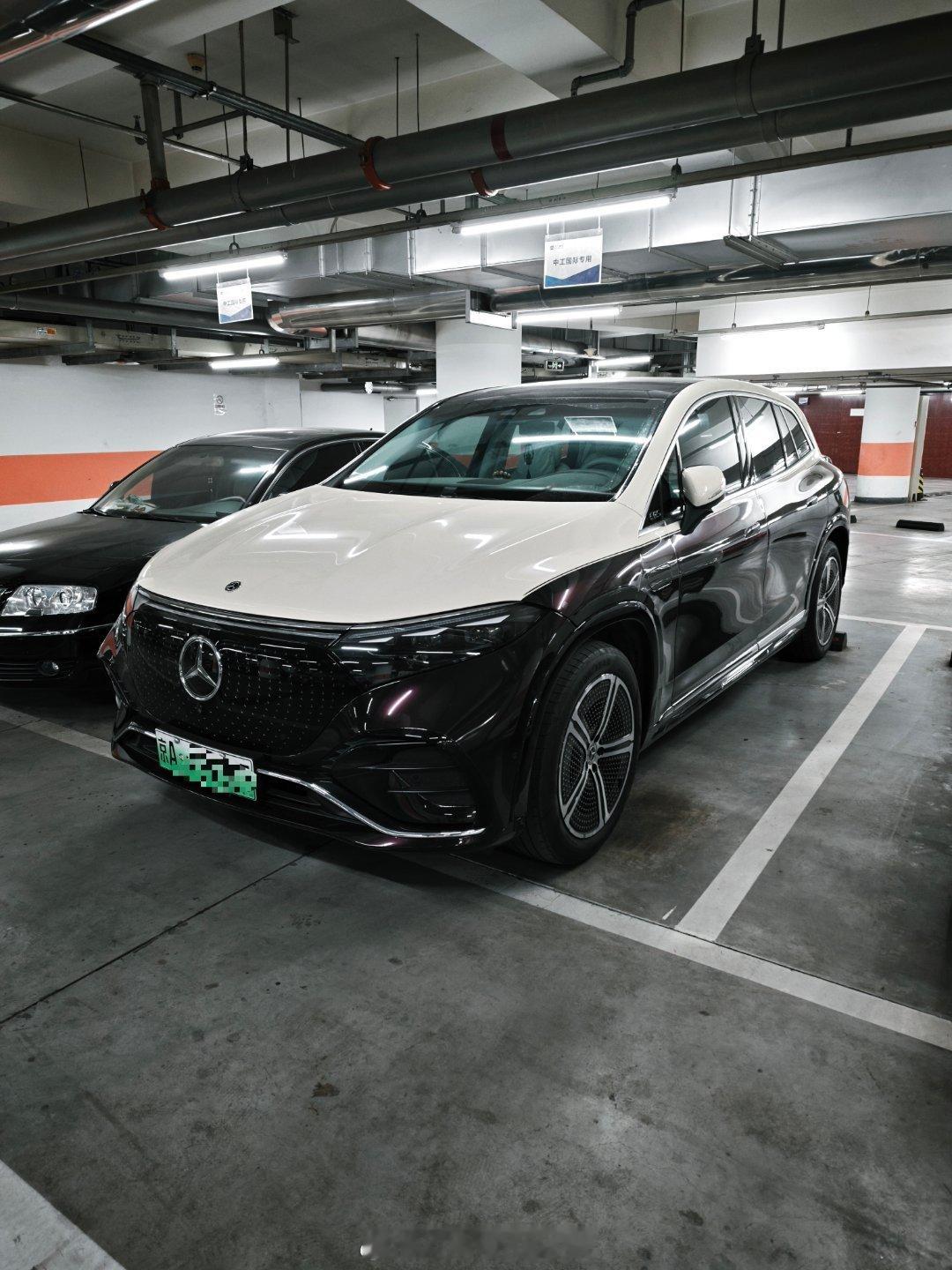 看到一台百年不遇的车奔驰的纯电EQS SUV当时也要卖到90多万优惠完不清楚 这