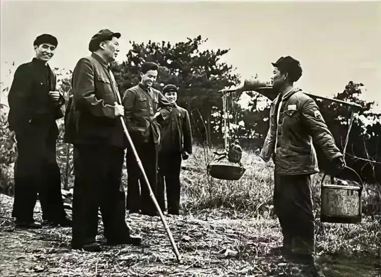 挑水的战士偶遇毛主席，
这位挑水的战士是谁呢？