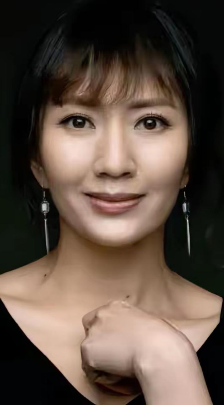 陆玲，广西桂林籍女演员，毕业于上海戏剧学院。演技沉稳扎实，戏路宽广，凭借《新上海