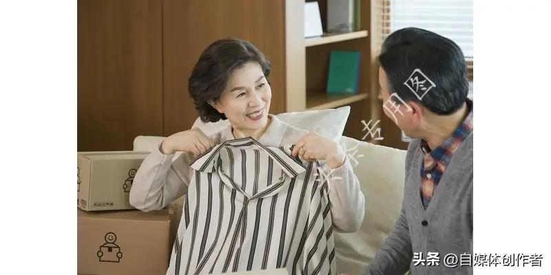 女儿离世后母亲花光退休金网购，满屋快递藏着最深的思念
 
白发人送黑发人，世间悲