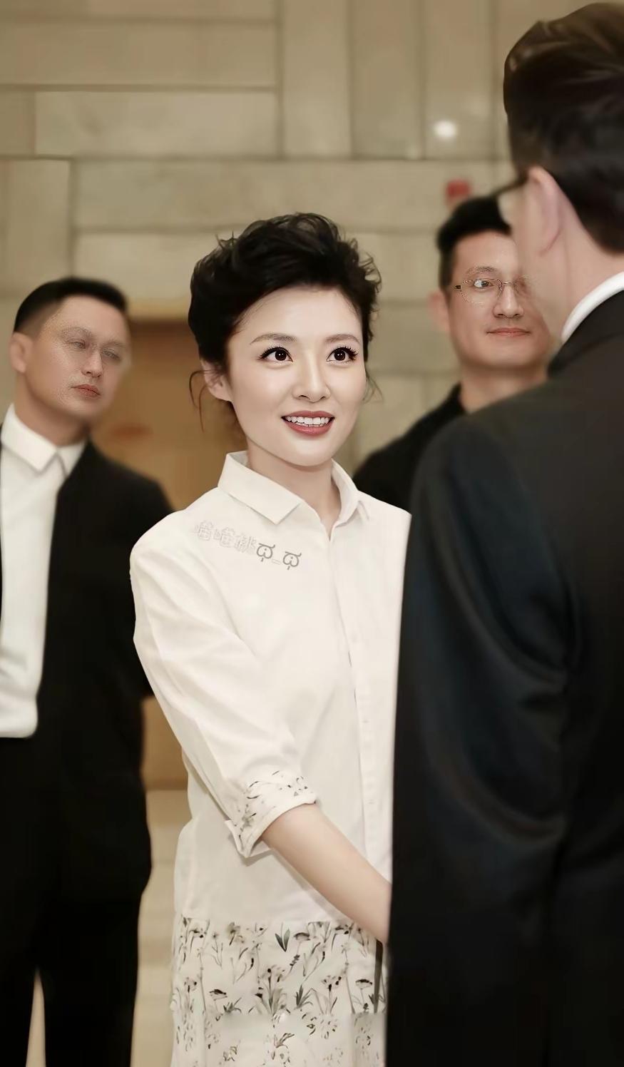 周涛满眼敬重，目光温柔恭敬，能让她露出这般神情的人物地位不一般！猜猜镜头对面是谁