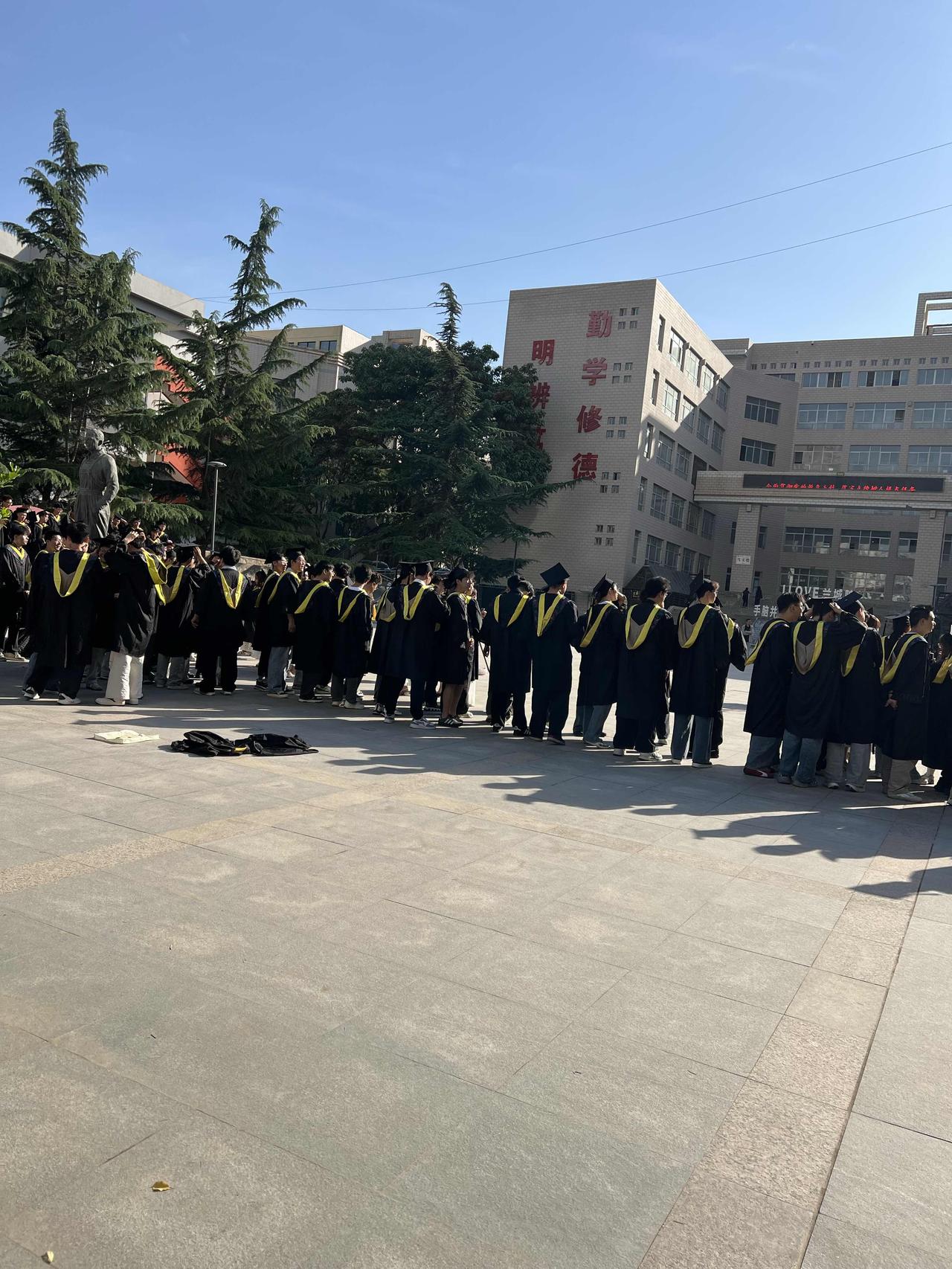 又到了大学一年毕业季，今天兰州是一个好天气，7点同学们已经穿着学士服来到了何克广