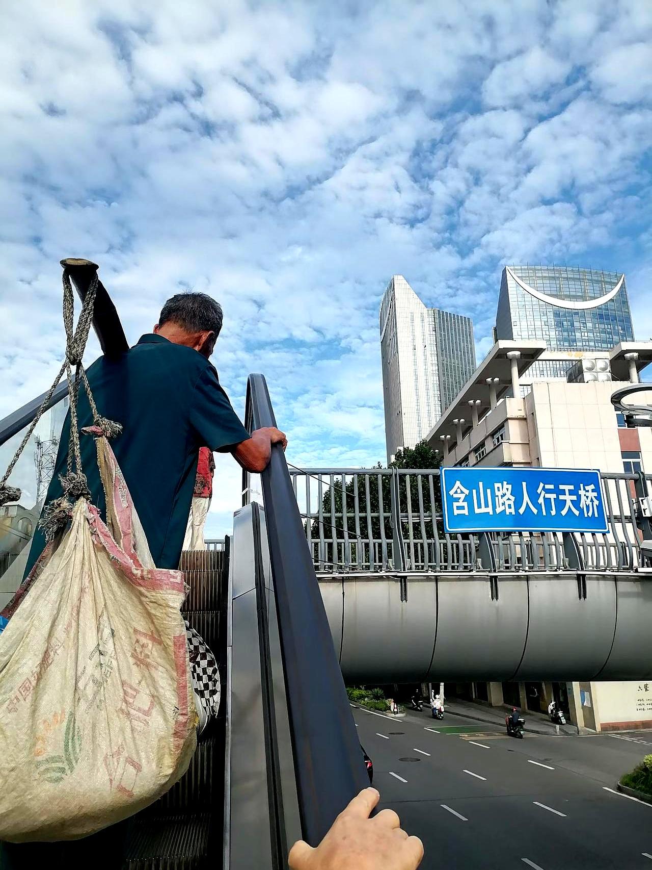 早上7点多，当你可能还在空调房里跟闹钟死磕时，合肥街头却有位70多岁的老大爷已经