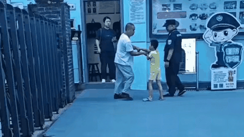 你能做到吗？
孙子不上幼儿园，看看爷爷的举动，毫无妥协之意，孙子跟着跑出去后，在