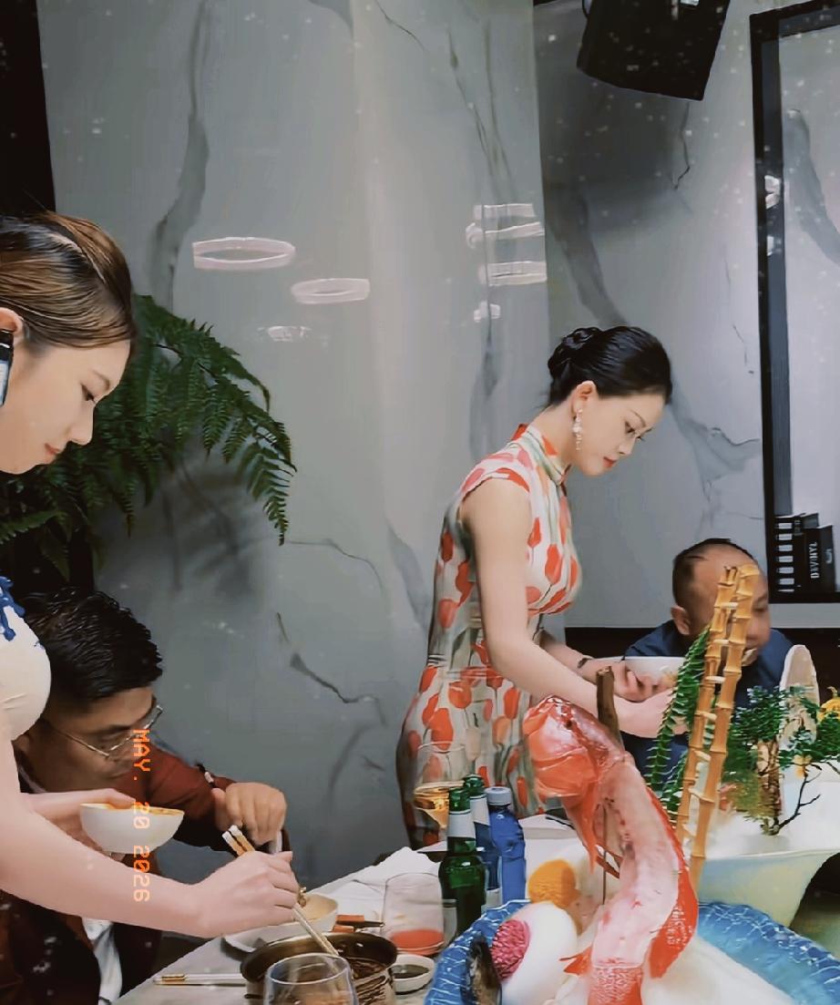 看到了没有？这才叫吃饭。
