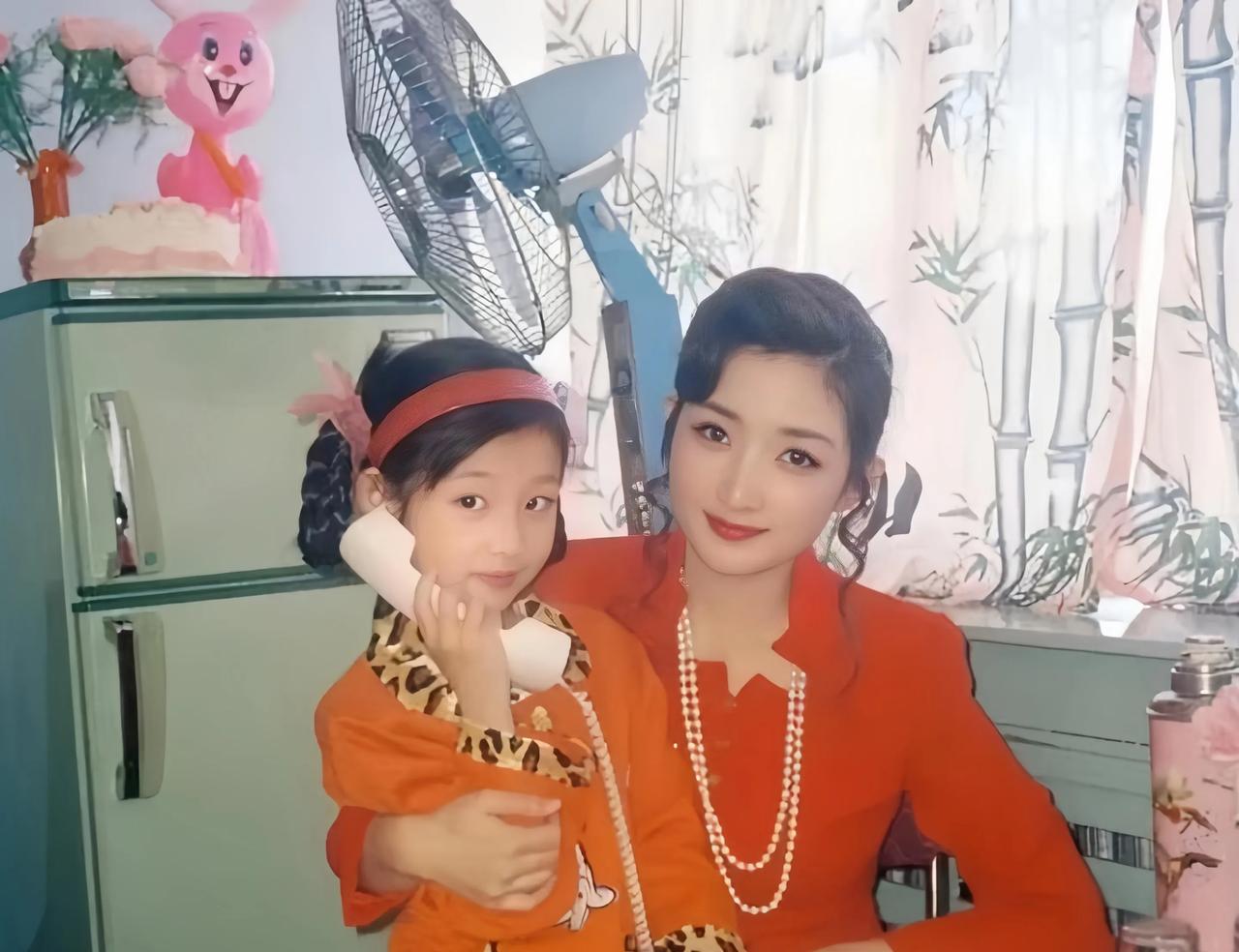 90年代，一位漂亮的妈妈在家中与女儿在一起的合影。
妈妈好年轻，好漂亮啊。