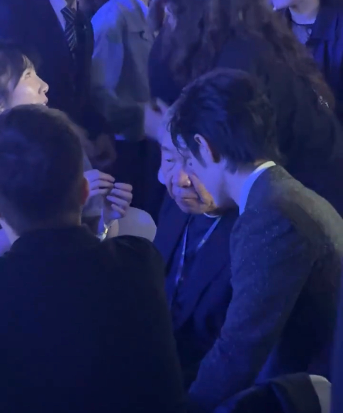 肖战郑晓龙在聊什么