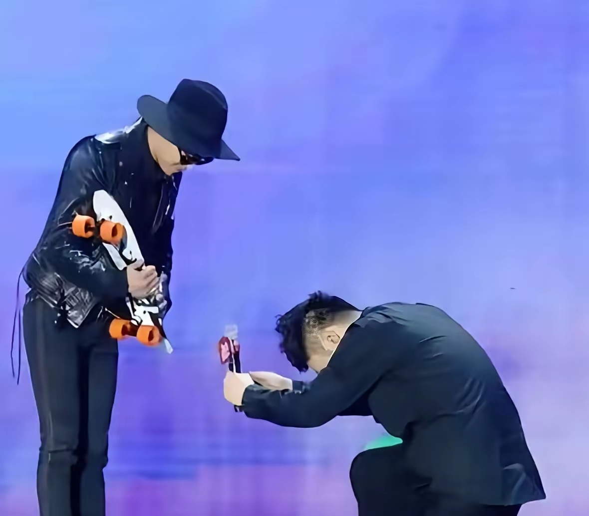 因为主持人陈璇的闹剧，杜海涛又被拉出挨打了，他面对韩国艺人权志龙单膝下跪这一幕也