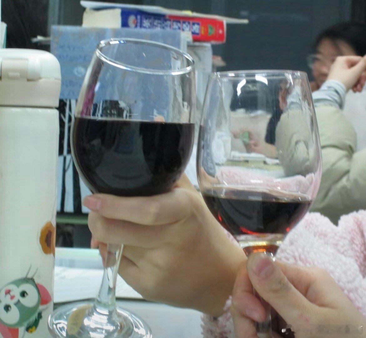 #大学生在食堂吃烛光晚餐#这就回去把我的水杯保温杯漱口杯都变成高脚杯 ​​​