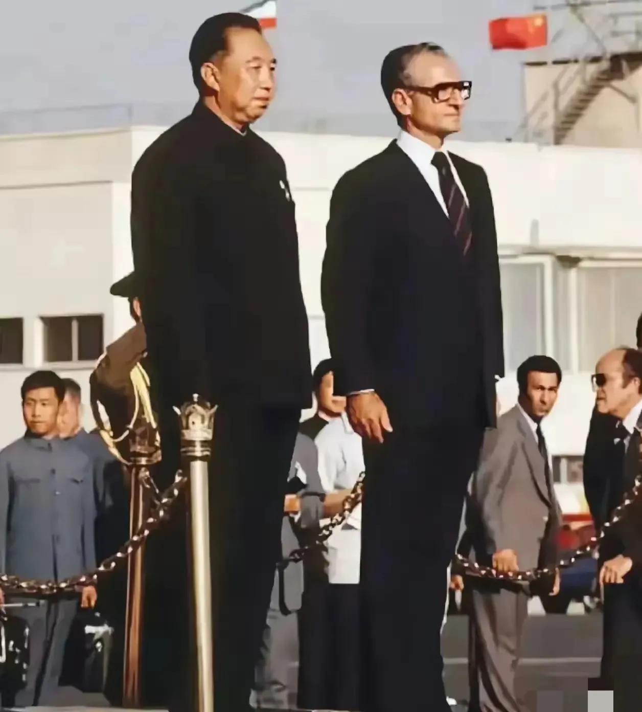 1978年，华主席身着中山装访问伊朗，国王巴列维亲自迎接。这是继毛主席1957年