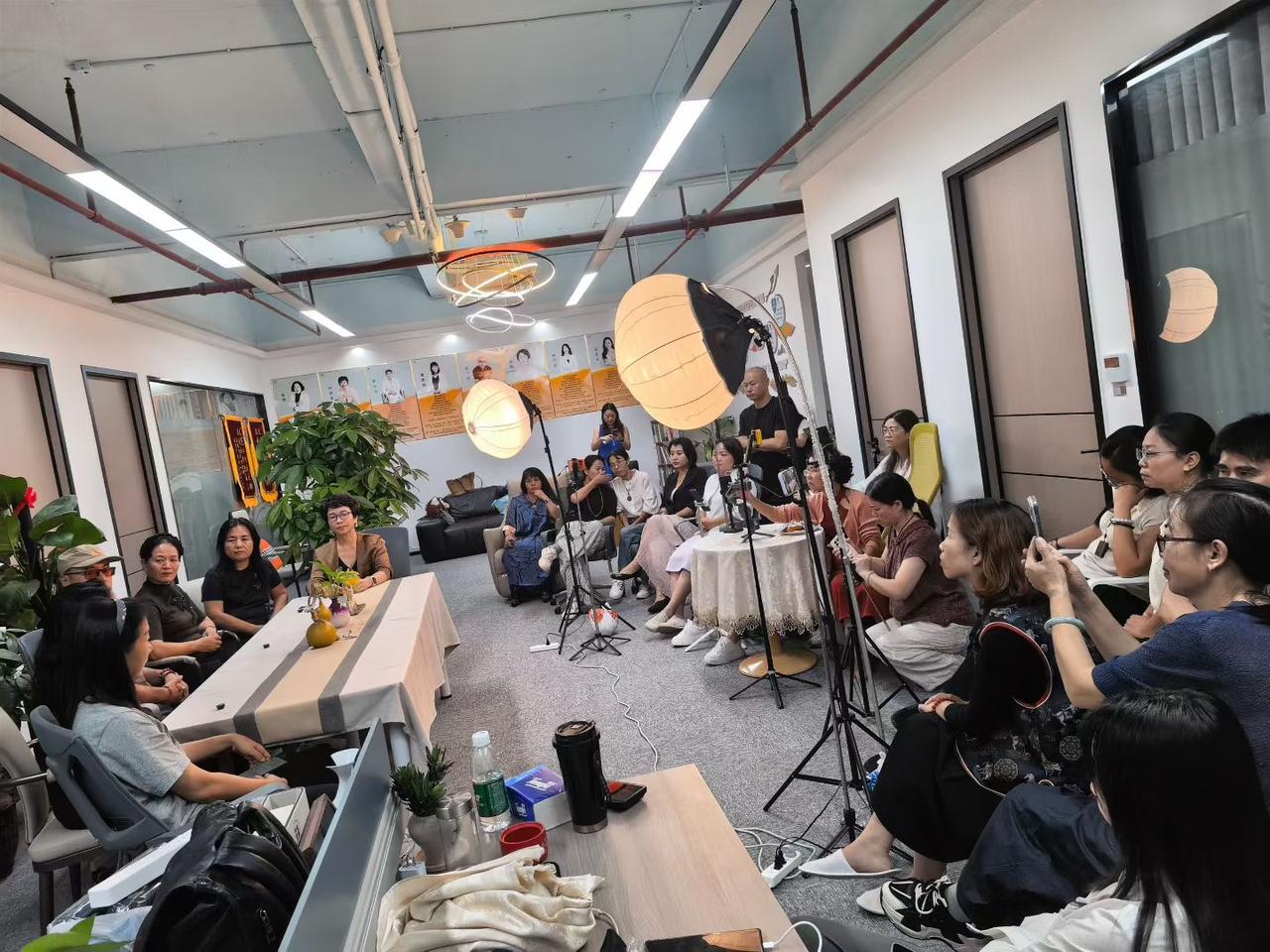 10月7号东莞弟子班传媒实践密训，女性职场安全与防骚扰讲座：

1. 权力环境极