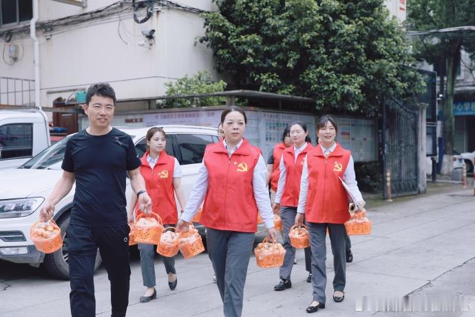 台州养老院枇杷飘香这波慰问甜到心窝 近日，台州路桥。路北街道马铺社区携手泰隆银行