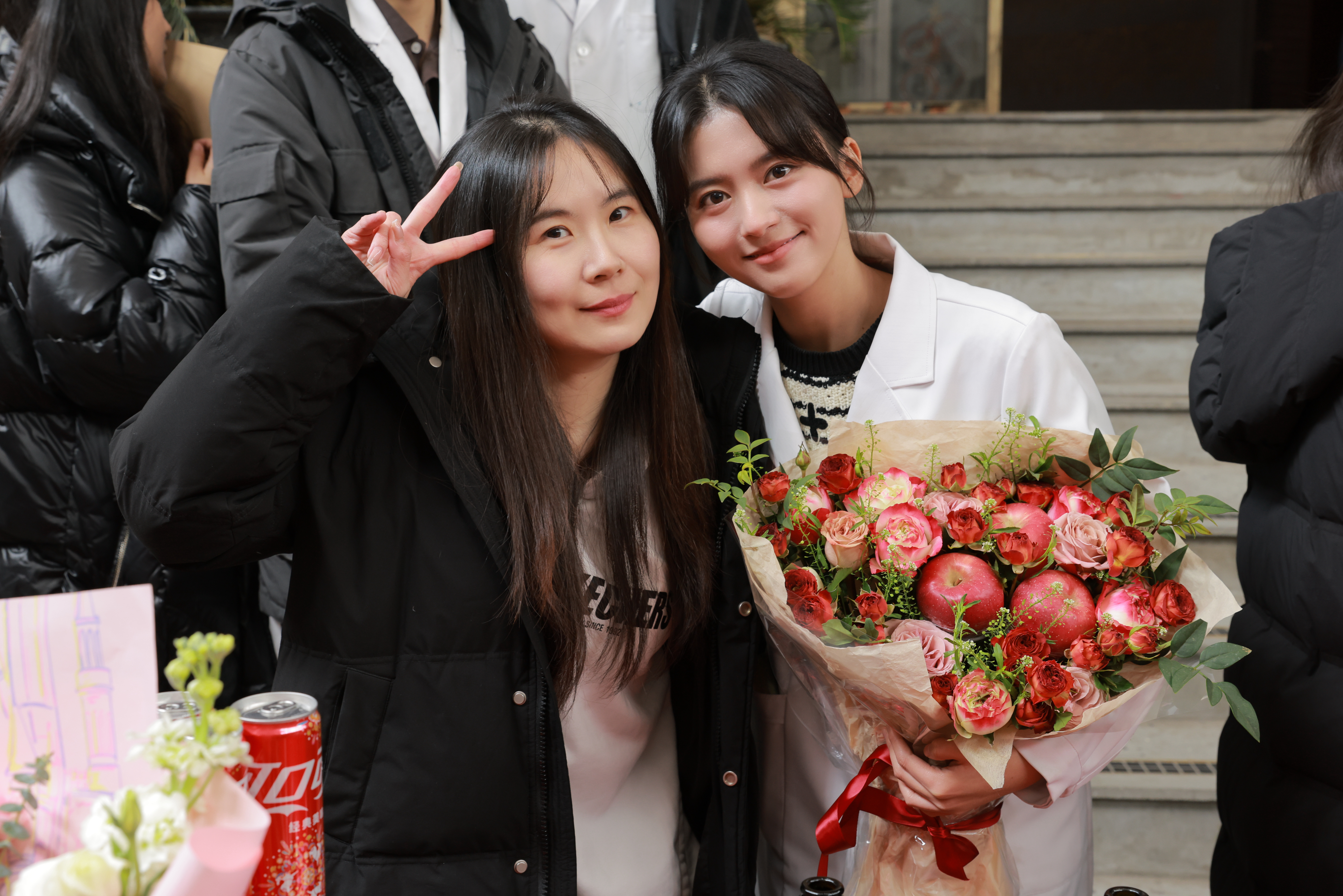 问心2杀青平安问心2杀青 在治愈他人的路上，也找到了打开自己内心的钥匙。专培医生