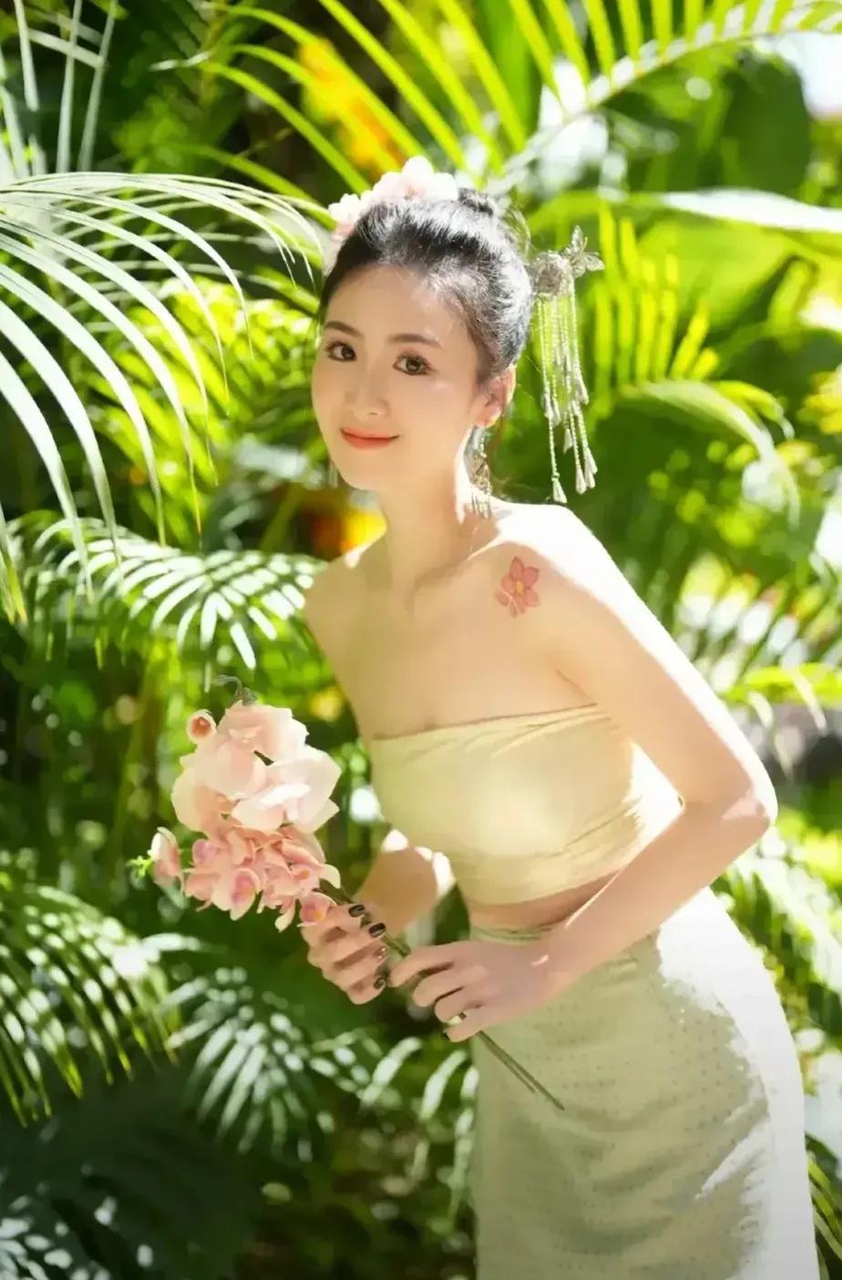 李悦的笑容如同一股清流，温暖了张杰的心。每当李悦绽放出那甜美的笑容，张杰便觉得整