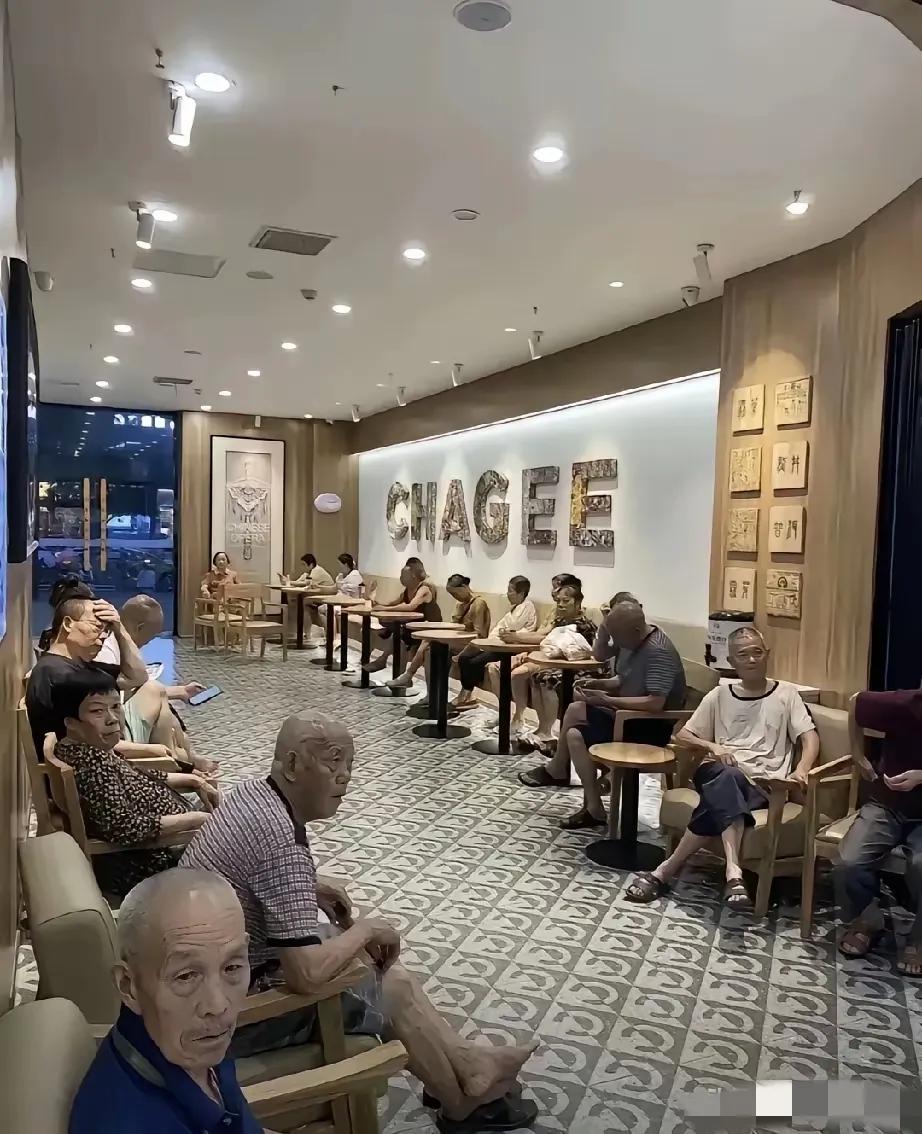 进店不消费，我看老板心里都在怒火中烧了。


在这个炎热的夏天，有空调的地方，才