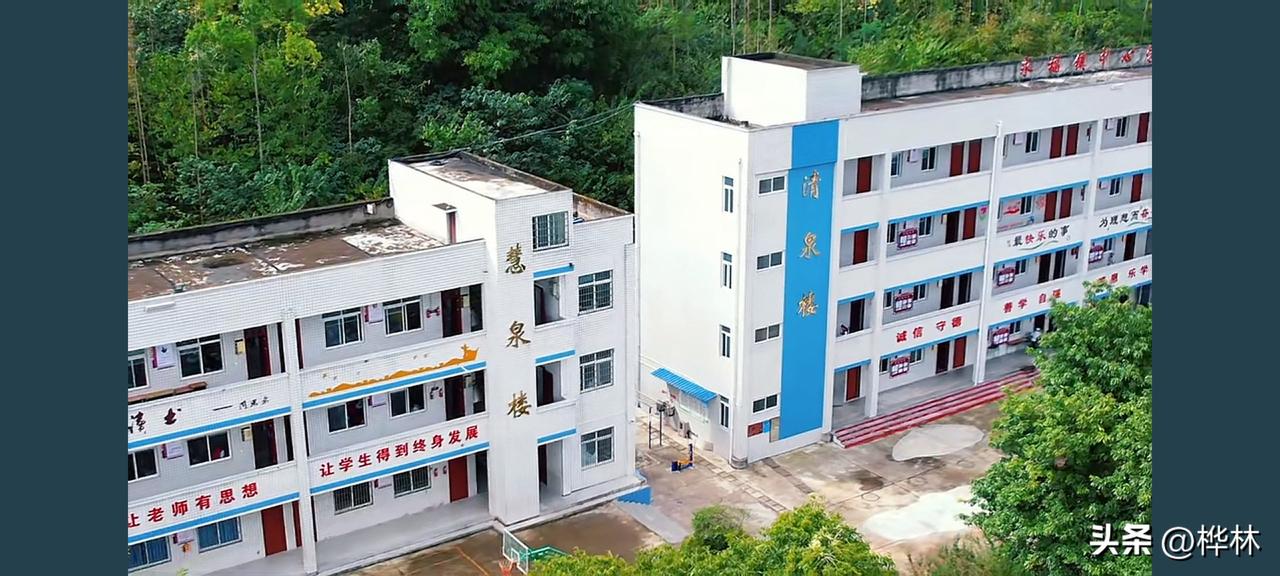 我们镇的中学小学加起来，现在才70多名学生，而老师有30多名。
不是因为老师太多