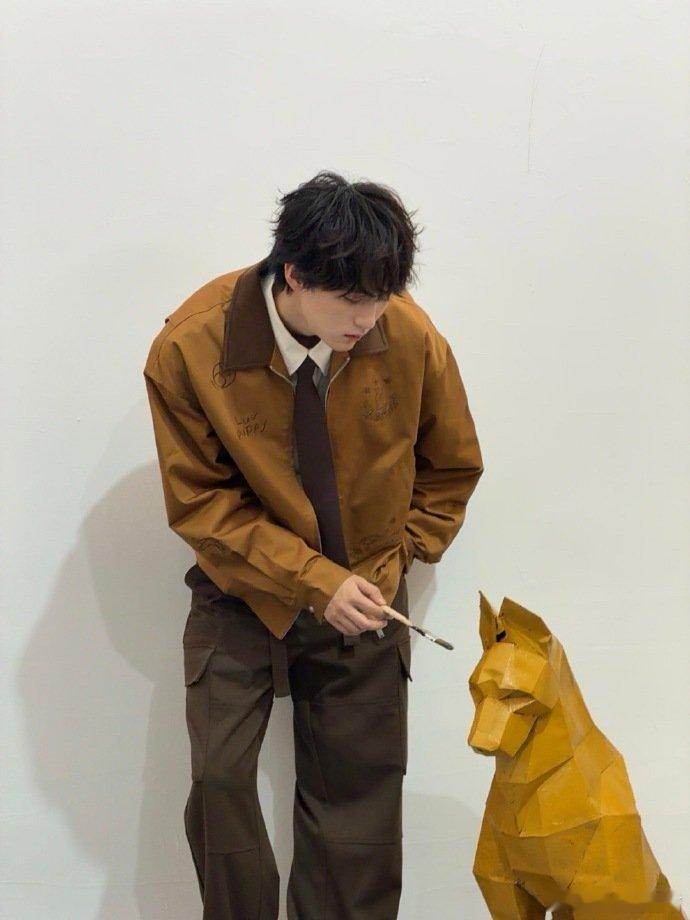 周翊然卷毛小狗 周翊然卷毛造型封神！像只乖巧的卷毛小狗，秋季琥珀流光穿搭衬得干净