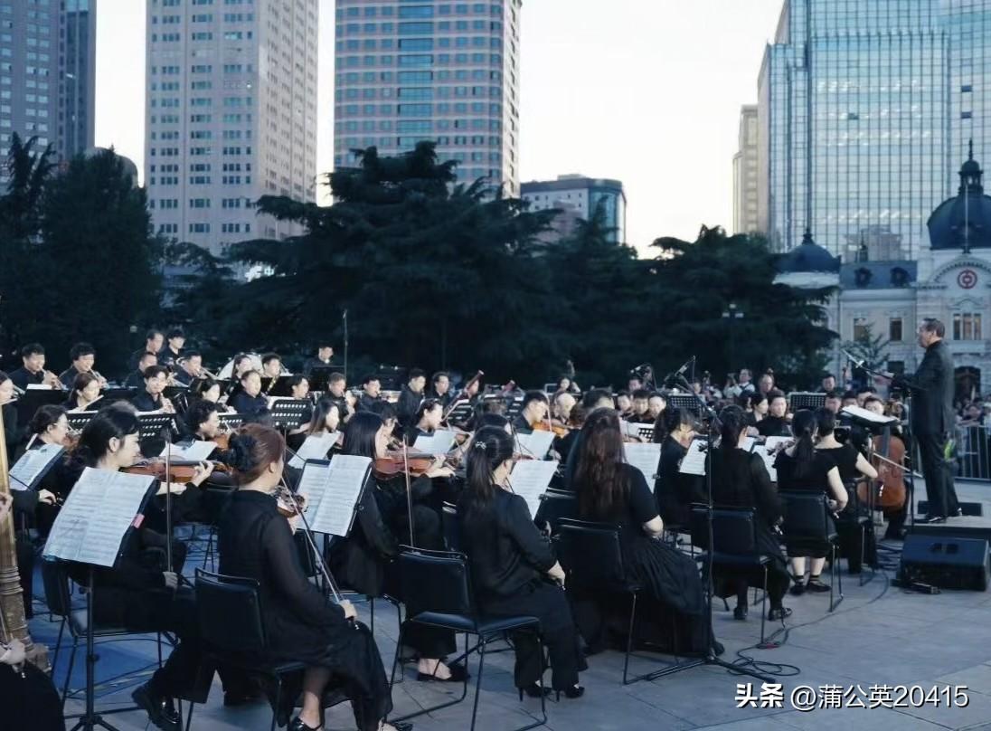 交响与夏夜，
旋律伴市民，
夏季达沃斯，
广场音乐会。

夏风送清凉，
音乐漾情