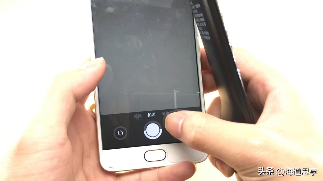 我们习惯了把生活塞进手机，却总在换机时草草了事。退出登录、恢复出厂设置，看似简单