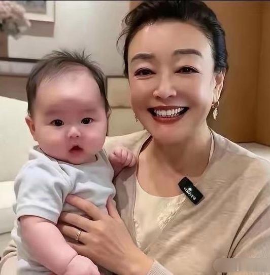 女人再强在孙子面前都是慈母一般！