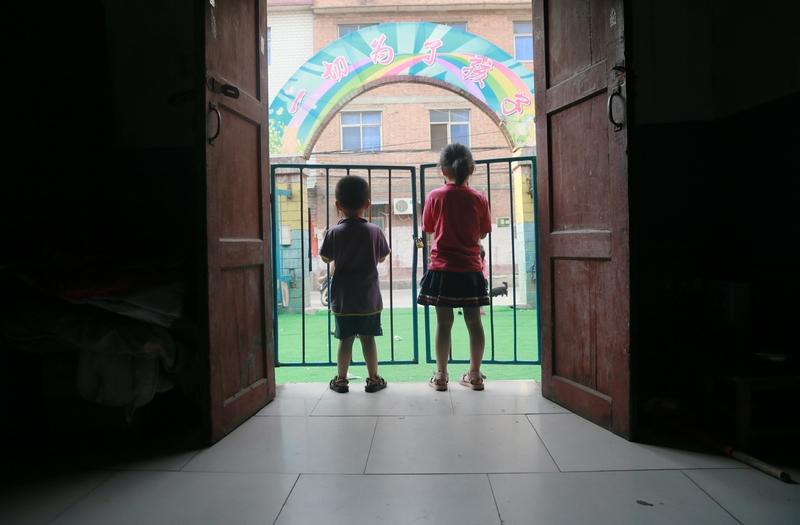 你小时候上学有被父母接送过吗?我们那时候每家都几个孩子，爷爷奶奶父母都忙着为一家