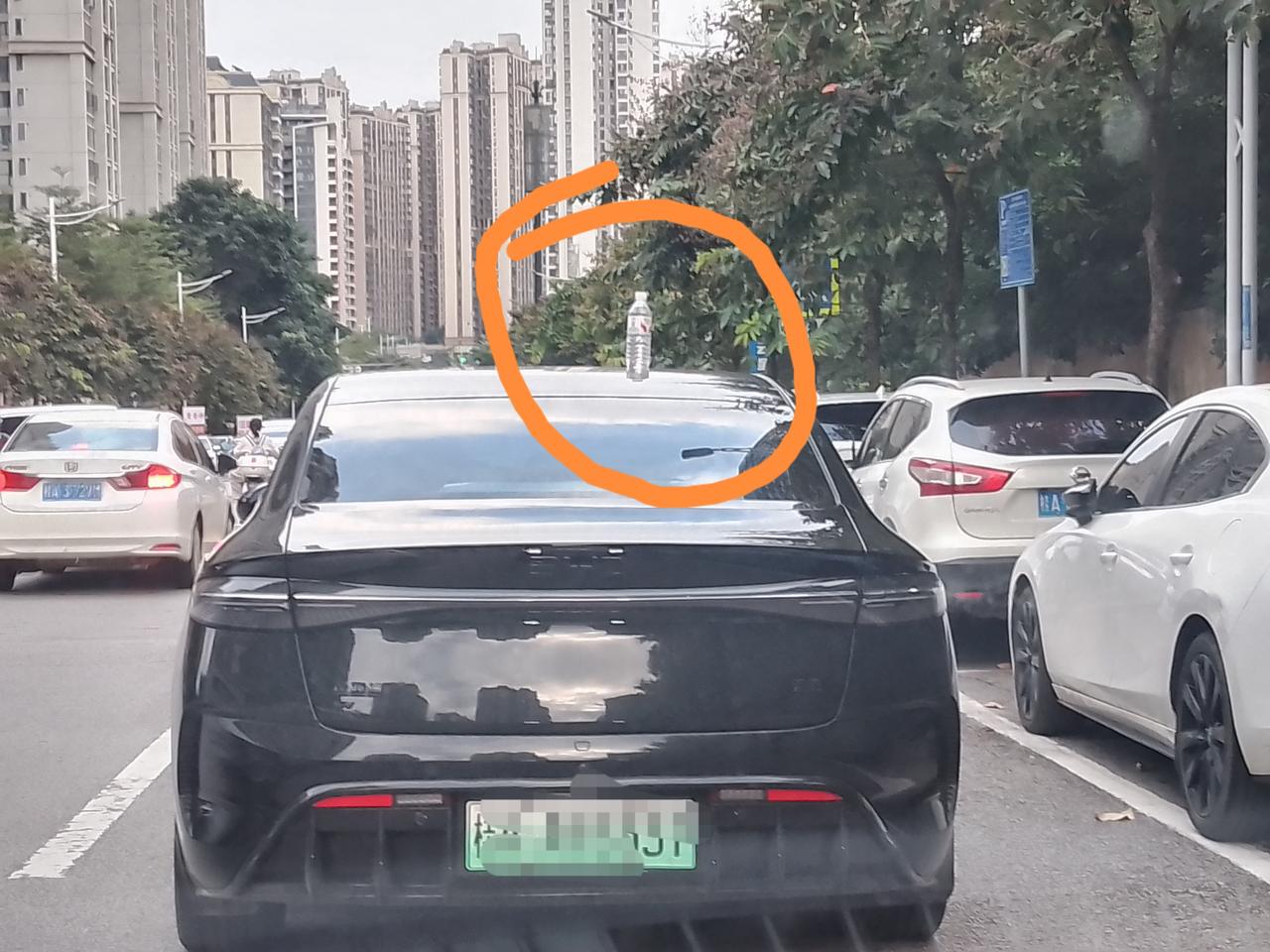 接娃的时候看见前方车顶放着一瓶娃哈哈矿泉水，这辆车从17点开始停到18点！不知道