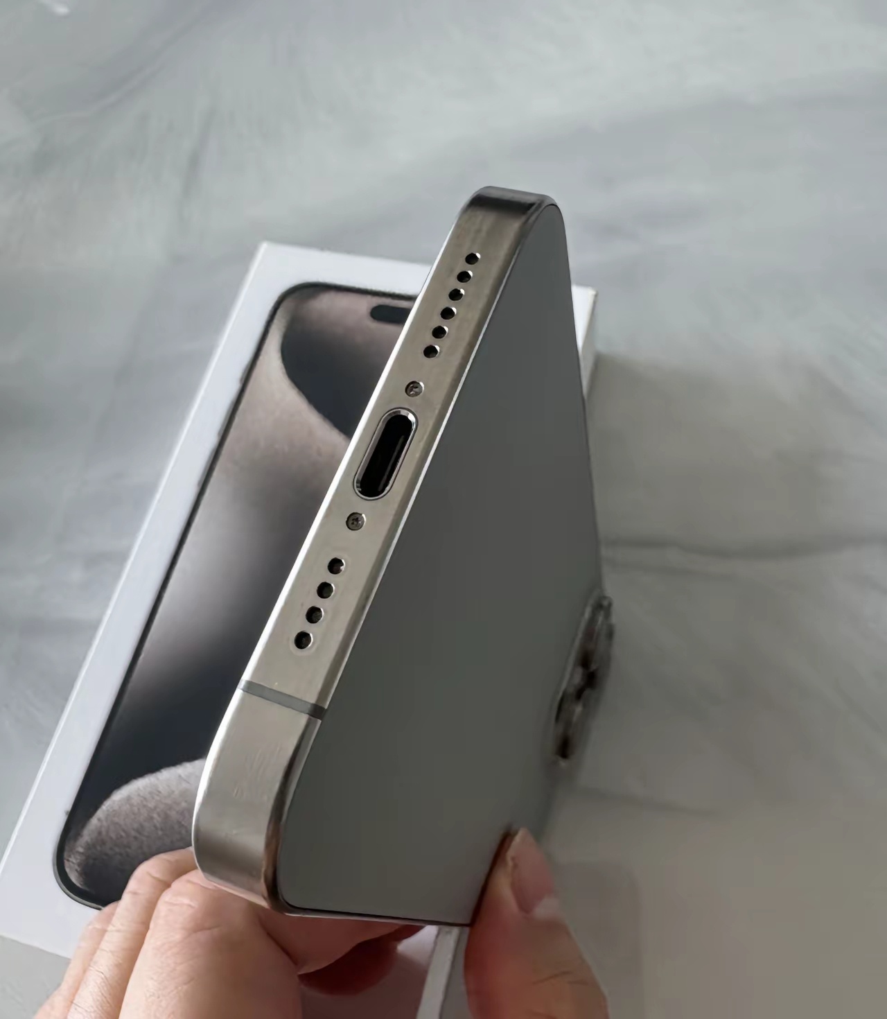 苹果真是失算了呀，瞧瞧这台iPhone15Pro Max 256G的钛金属原色款