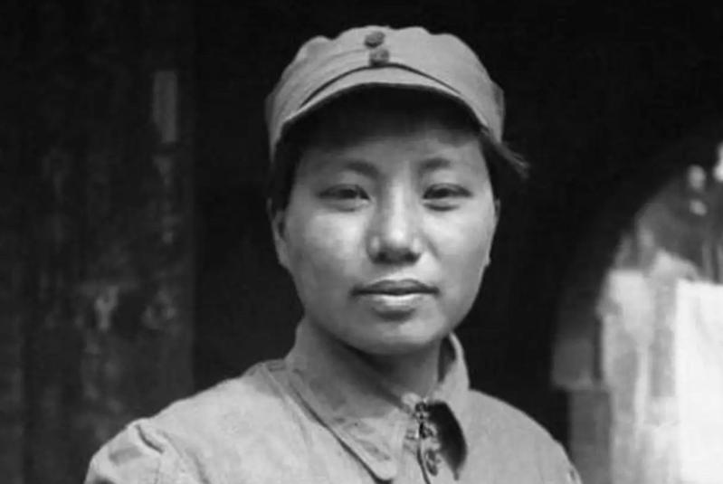1933年，16岁的李开芬被活埋，这时，政治部主任张琴秋骑马冲了过来，高喊：“她