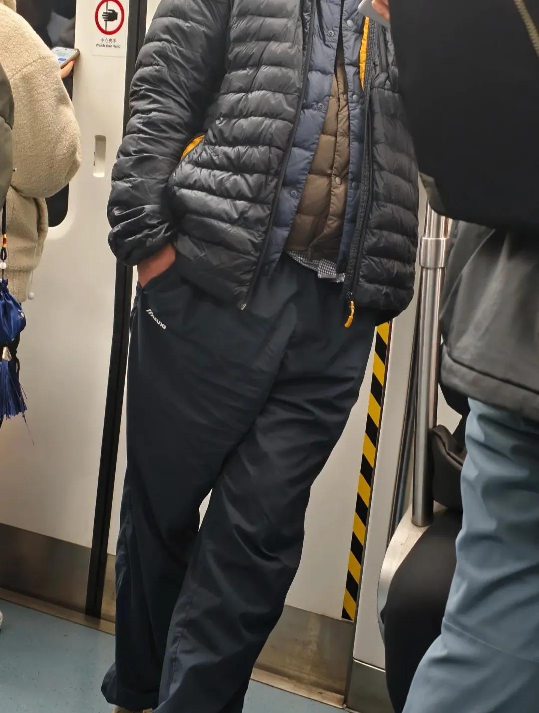 降温后，这哥们儿羽绒服穿成洋葱了！