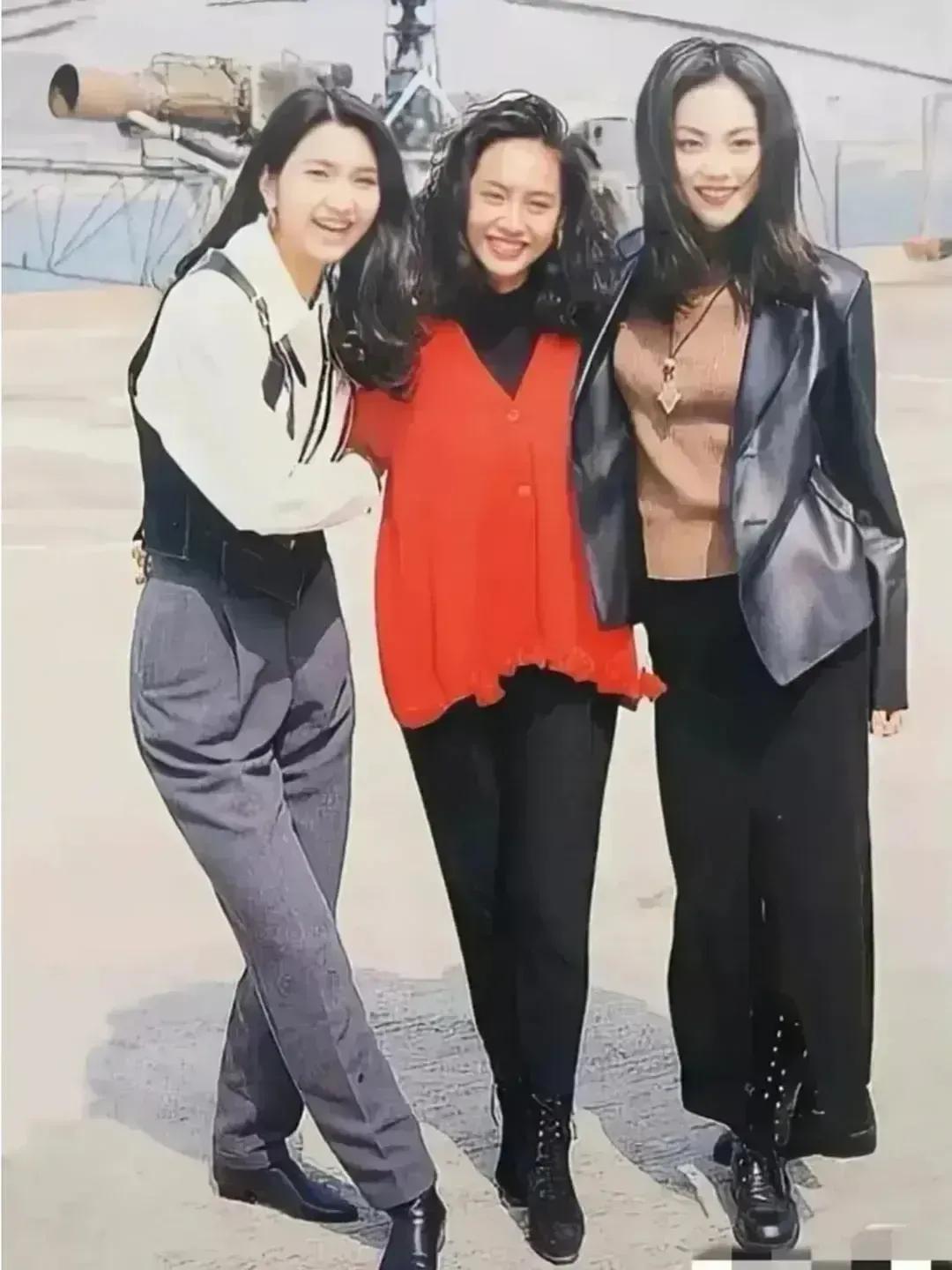 当年的港星，在合影的时候，从来不会像今天的这些女星这般，爱玩“宫心计”。

现在