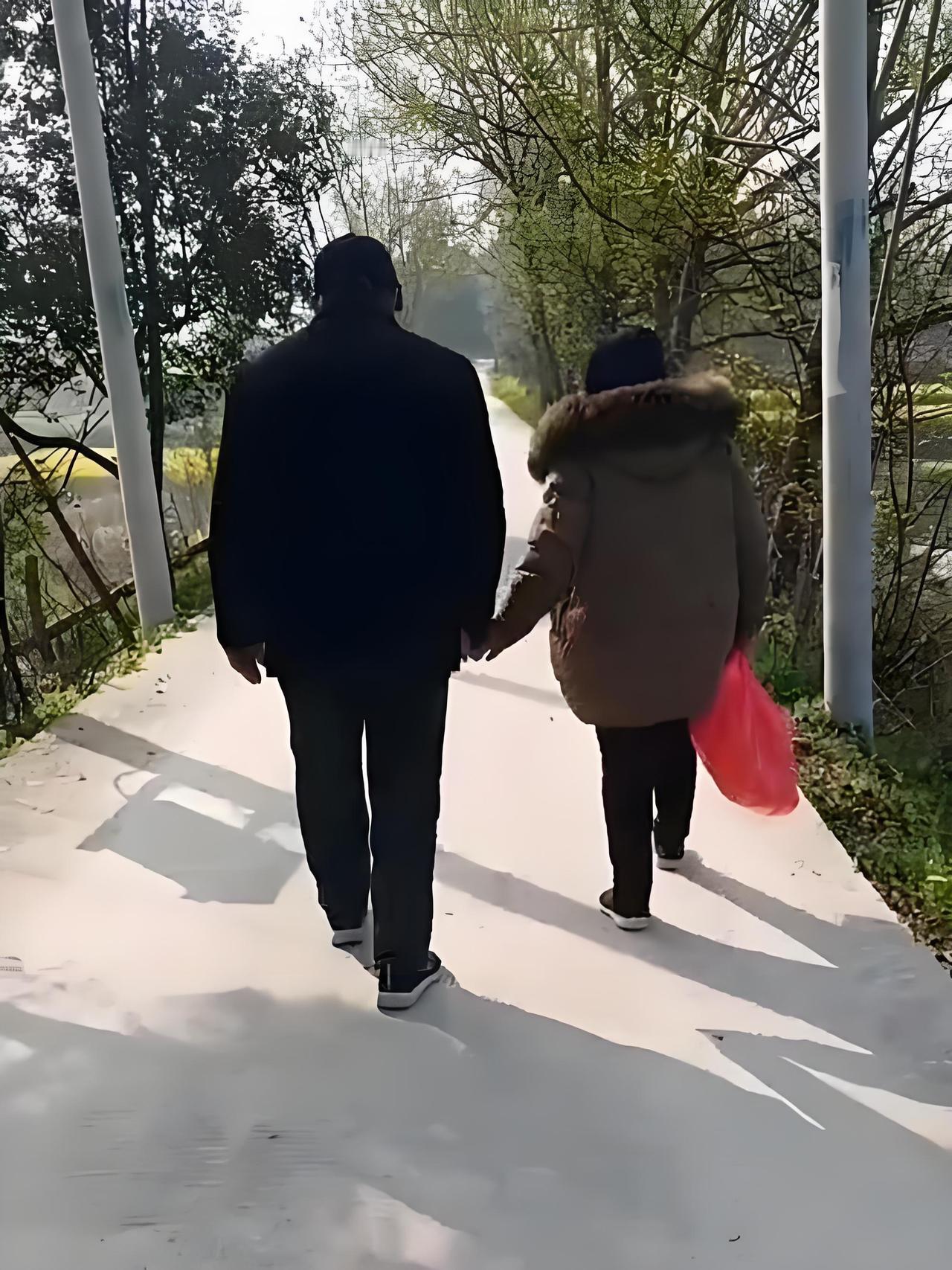 看到男子酒店饮酒身亡、父母索赔百万被驳回的新闻，心情复杂。一场家庭争执，一次放纵