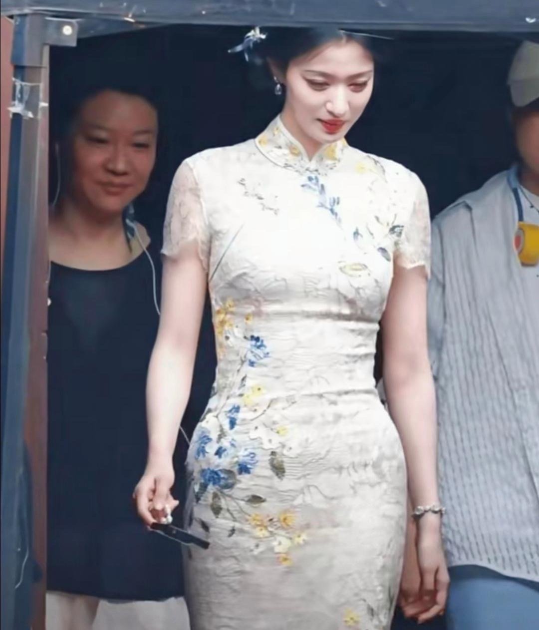 王楚然简直是为旗袍而生，身段气韵完美适配，称得上天生的旗袍天选之人 