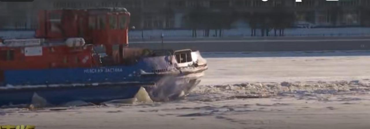 为应对冬季洪水威胁，俄罗斯圣彼得堡启动了涅瓦河的破冰行动。破冰船在冰封的河面上开