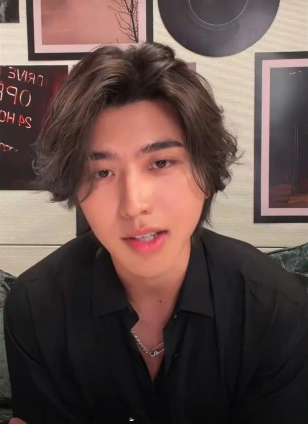 emmmm不认真看的话，真的认不出来这是蔡徐坤啊，果然男艺人没有经常出来参加活动