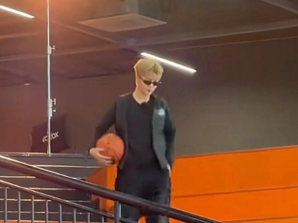 范丞丞打完台球打篮球范丞丞不愧是全能运动型偶像啊，范丞丞在《宇宙闪烁请注意》的路