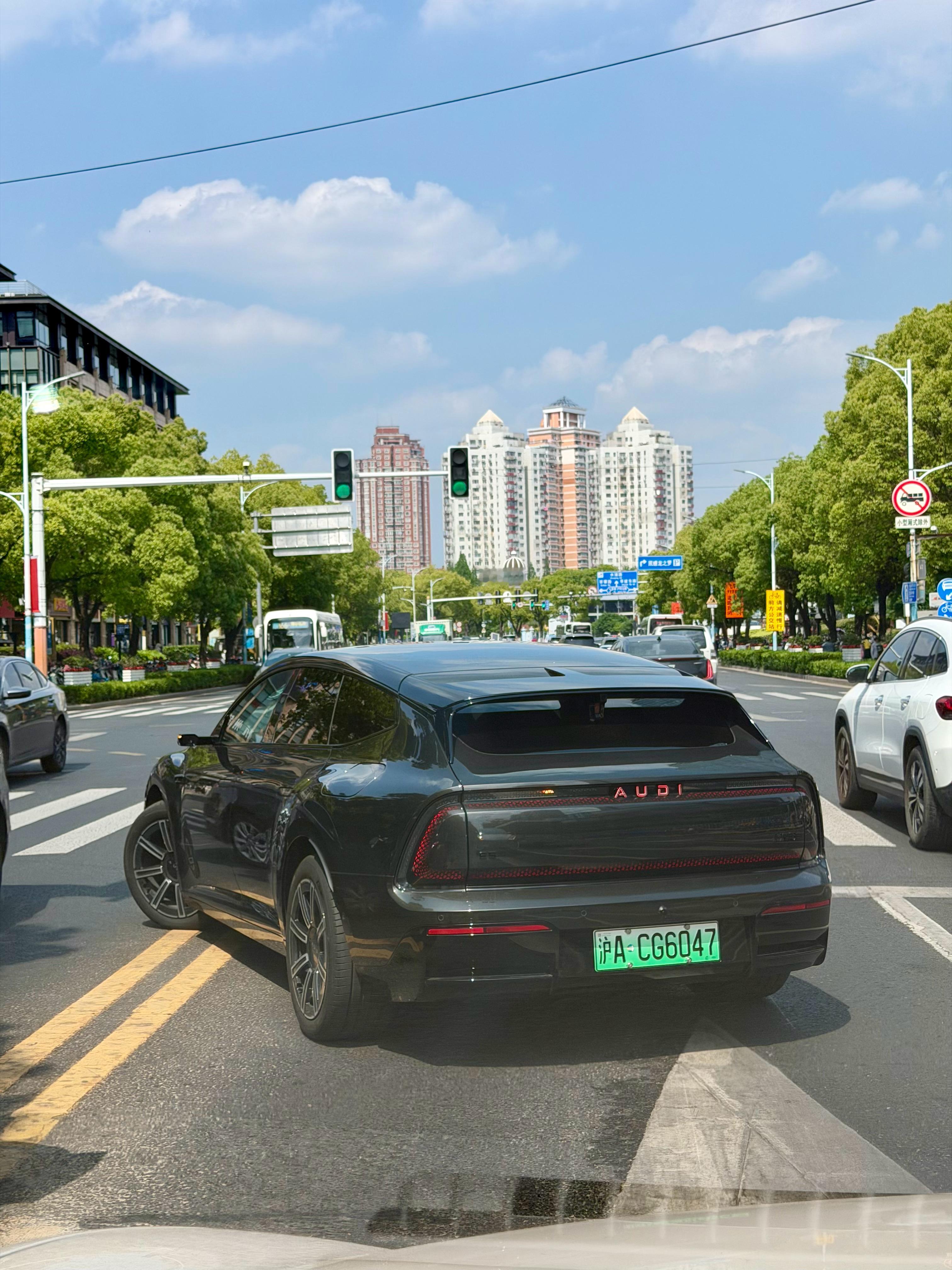 最近上海遇到奥迪E5 sportback的概率好高呀！挺帅一车，销量应该更高点 