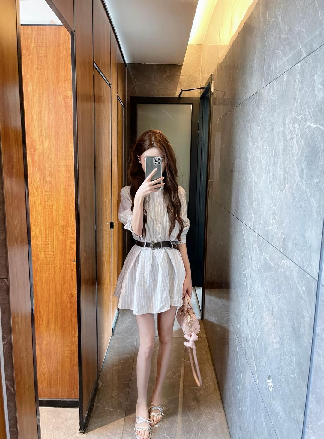 优雅穿搭指南：白色连衣裙+粉色包包，尽显时尚气息！👗👜