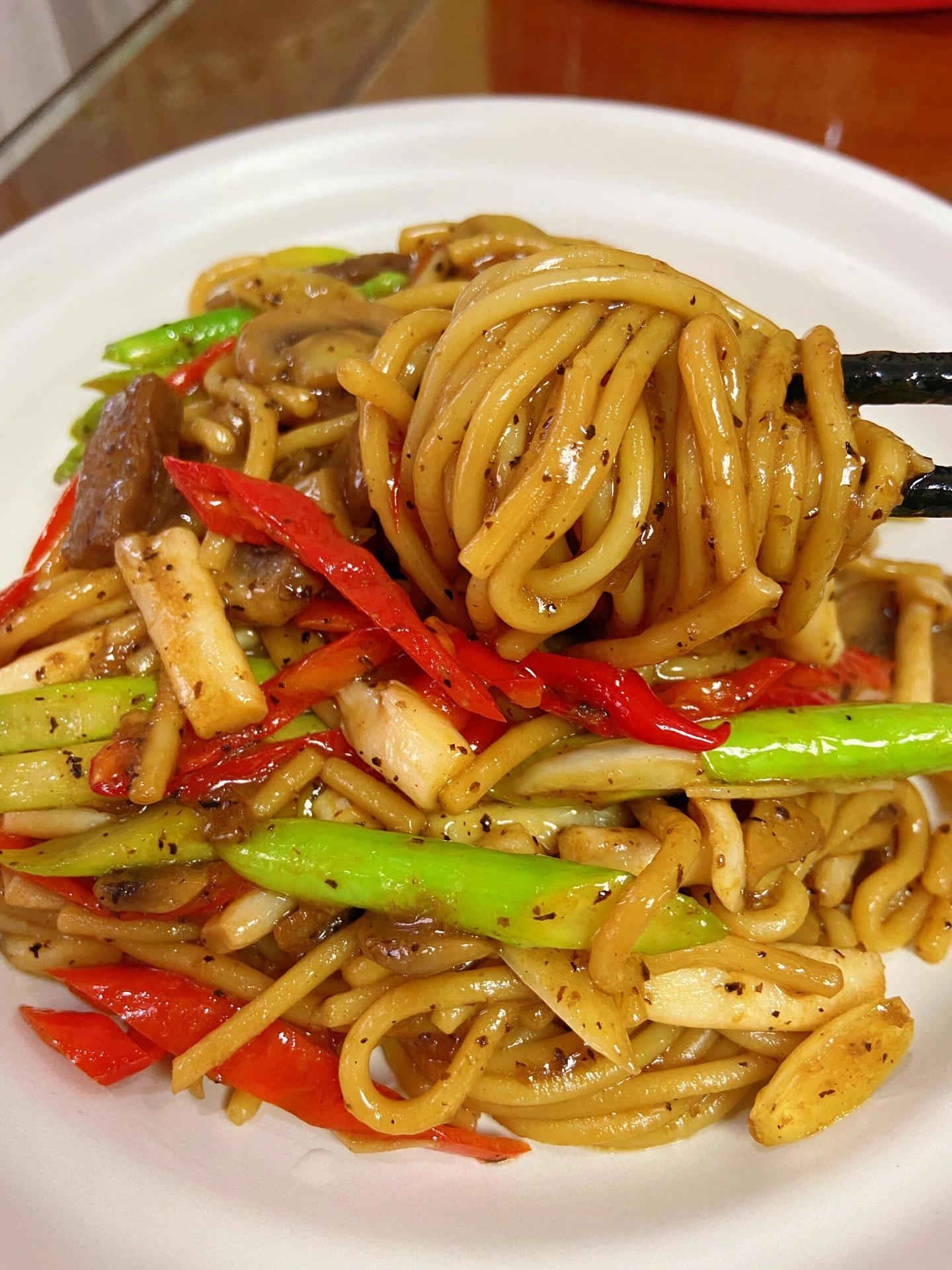 黑椒牛肉意面，香的泪。面条上挂着浓郁的黑椒酱汁，太香了！
做法
1.芦笋切段焯水，蒜片 海鲜菇 红椒切条备用。（可以自己喜欢吃的任意蔬菜和菌菇）
2.锅烧油爆香蒜片，把蔬菜和菌菇下锅炒至断生，少许盐调味。
3.倒入意面，翻炒两三分钟即可。