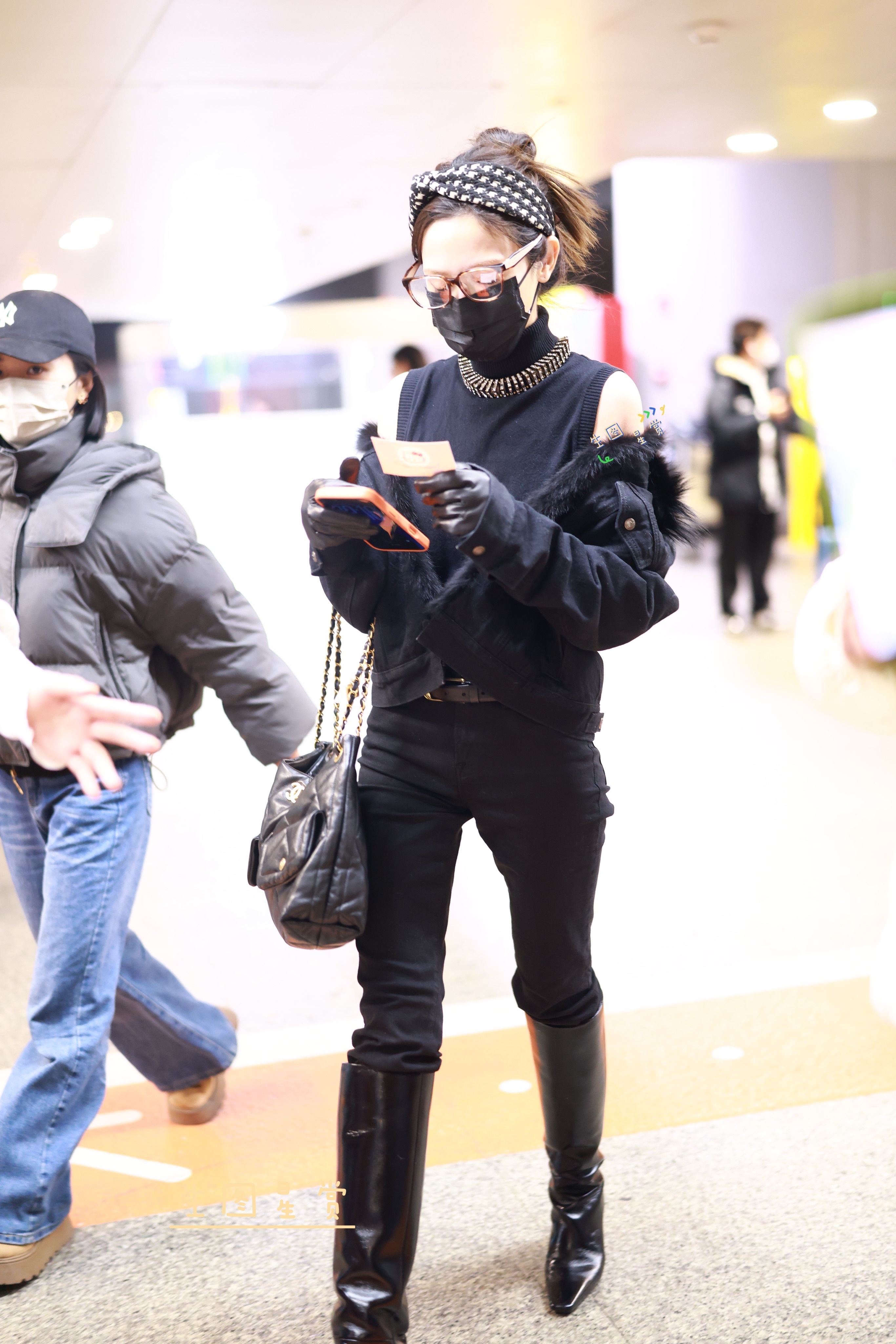 彭小苒  彭小苒最新上海到达时髦牛仔女郎💙 