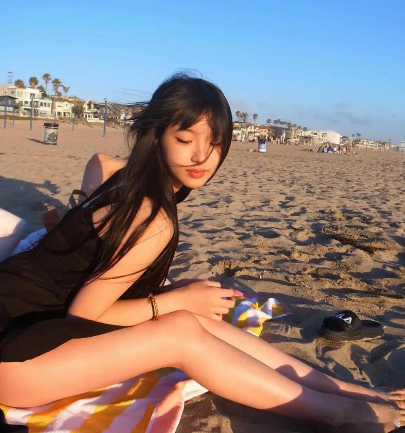 小S的大女儿Elly晒沙滩美照，脸型跟妈妈小S很像！ 