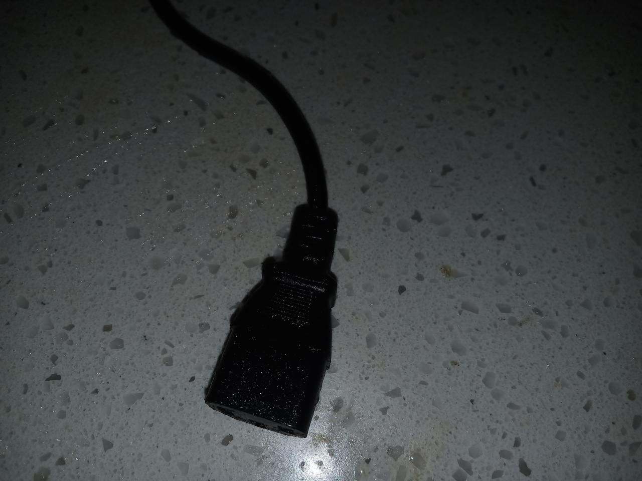 说起来特别的惊险，我前几天差点就触电了。我把电饭锅的插头放进插座的时候突然冒出了