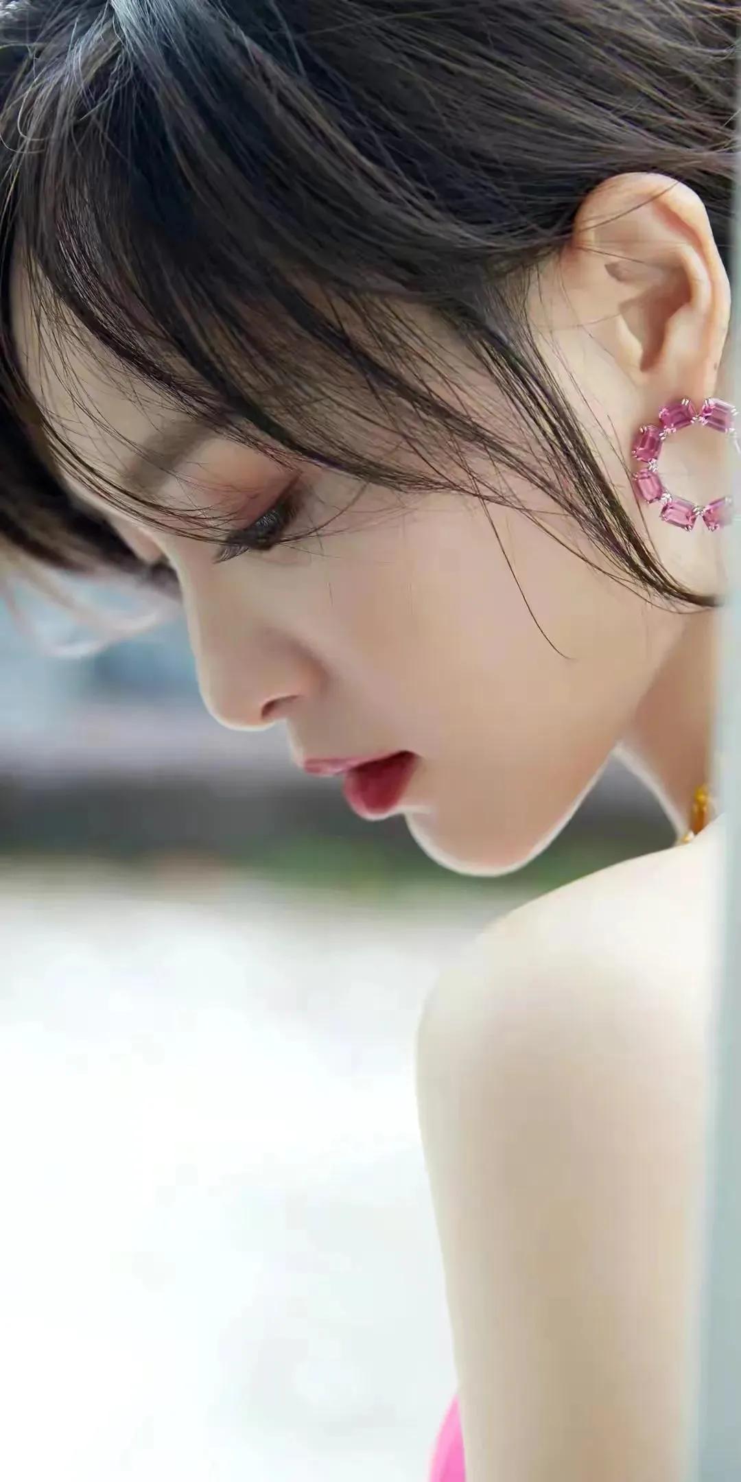 唐嫣是一位中国女演员，她出色的演技和迷人的外貌使她成为了一位家喻户晓的明星。以下