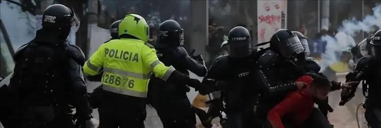 就在全世界以为土耳其只是吵几句嘴的时候，安卡拉的反对党总部，被催泪瓦斯灌成了一锅