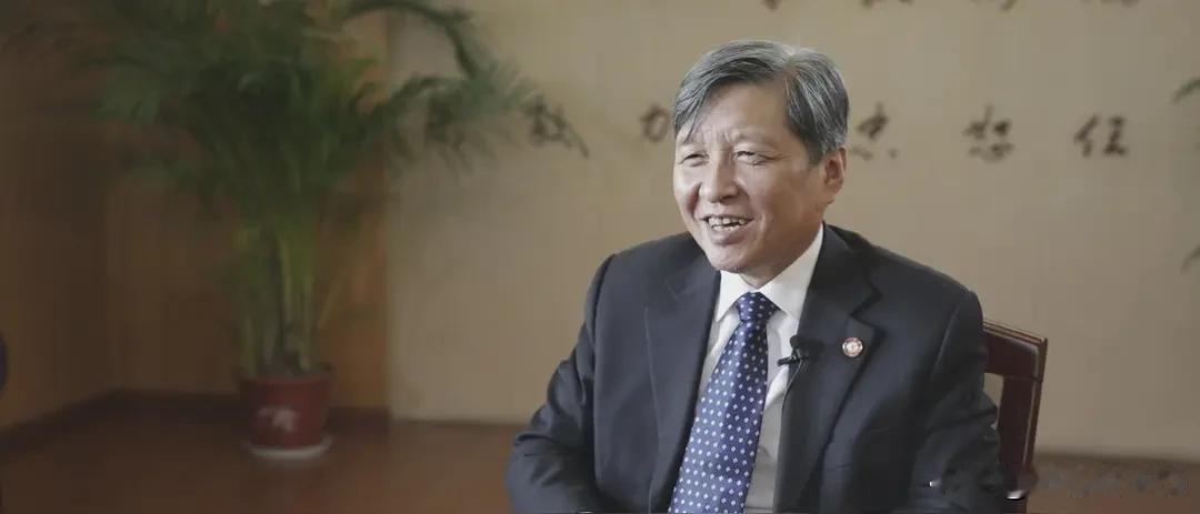 福耀科技大学栘长王树国说，我们基础要求很严的，第一学年他们在学习之余，就要从事科