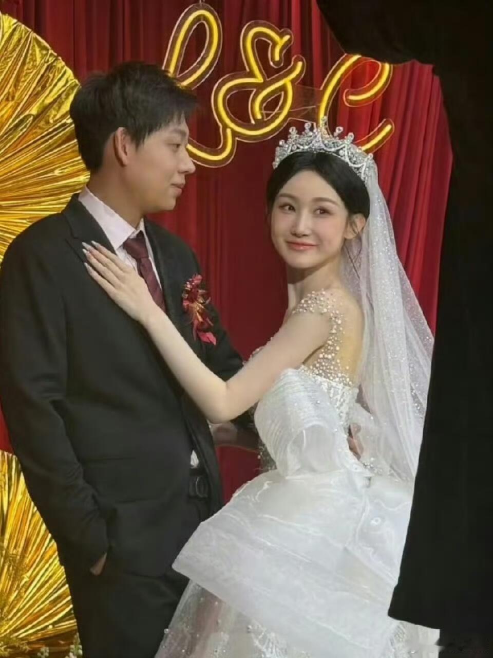 陈雪凝老公发文承认育有子女，但孩子是与非恋人关系的女性所生。陈雪凝老公承认有个孩